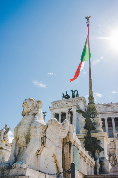 Onderaanzicht van mooie Altare della Patria (altaar van het vaderland) met Italiaanse vlag, Rome, Italië - Foto, afbeelding