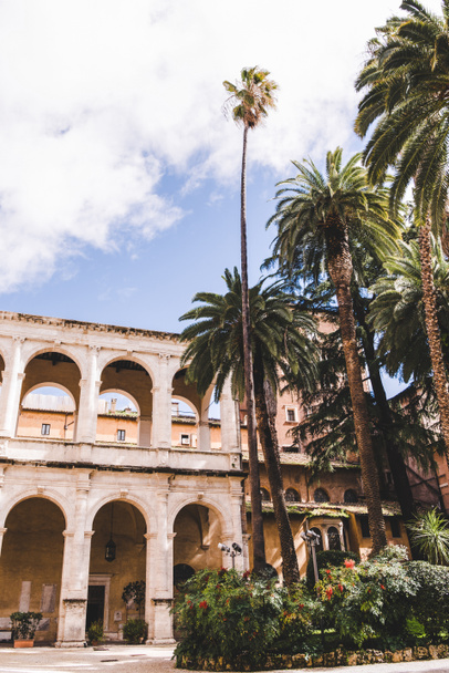 mooie oude atrium bouw met palmbomen op de voorgrond, Rome, Italië - Foto, afbeelding