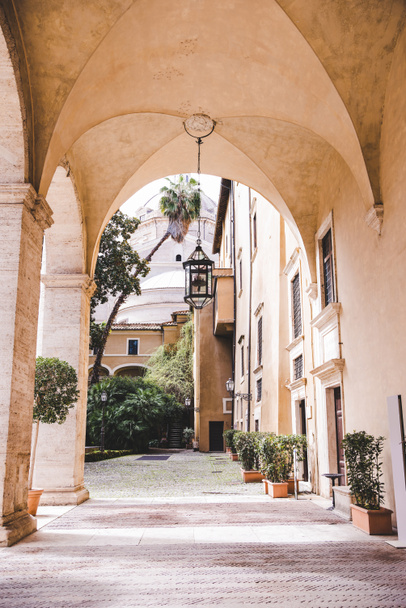 átrio de edifício antigo na rua de Roma, Itália
 - Foto, Imagem