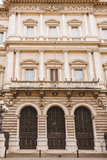 pohled zdola na starých budovách s balkonem v Římě, Itálie - Fotografie, Obrázek