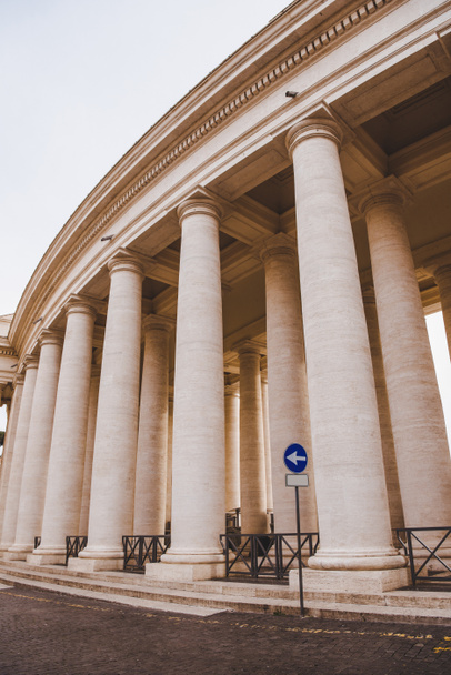 Blick von unten auf Säulen und Eingang zur vatikanischen Stadt, Italien - Foto, Bild