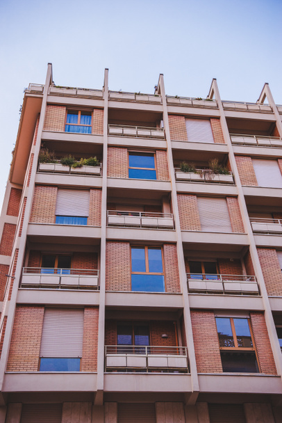 Onderaanzicht van gebouw met luiken en open vensters in Rome, Italië - Foto, afbeelding