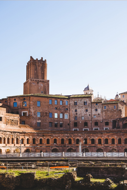 vue sur les bâtiments depuis les ruines du Forum Romain à Rome, Italie
 - Photo, image