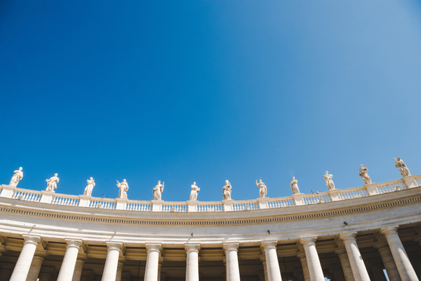 Ansicht der Statuen am Petersplatz auf blauem Himmel in Vatikan, Italien - Foto, Bild