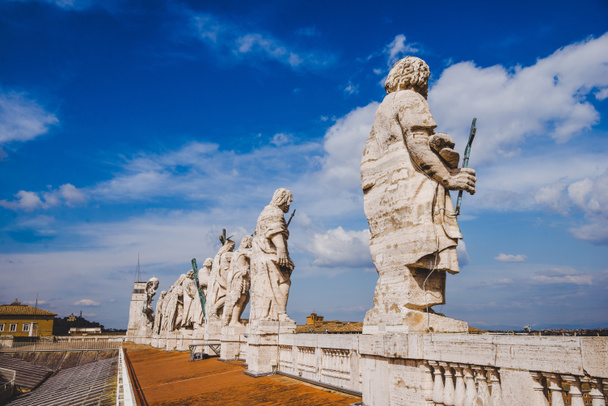 estátuas no topo da Basílica de São Pedro, Cidade do Vaticano, Itália
 - Foto, Imagem