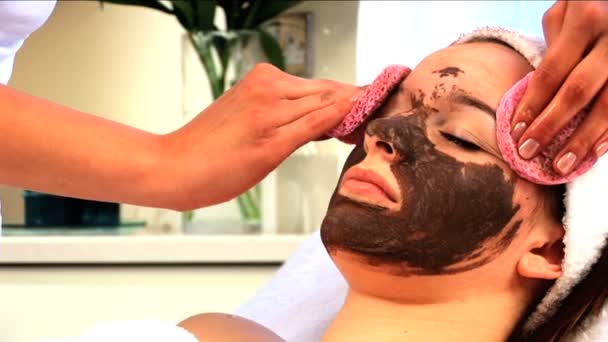 Young brunette girl having facial skin mask - Footage, Video