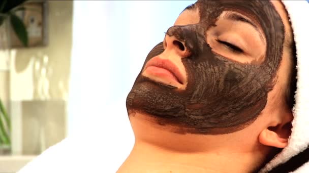 Fiatal barna lány, miután arcbőr maszk - Felvétel, videó