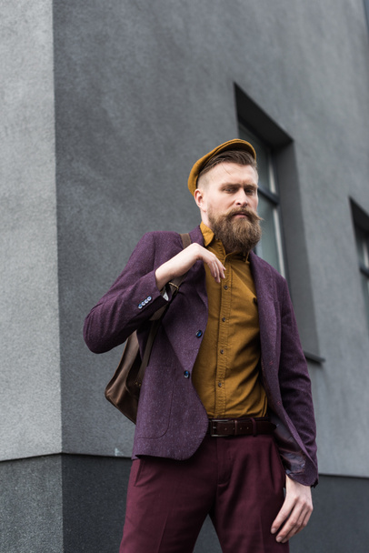 Elegáns szakállas férfi hátizsák állva utca  - Fotó, kép