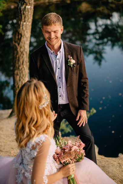 happy newlyweds on the lake shore - Zdjęcie, obraz