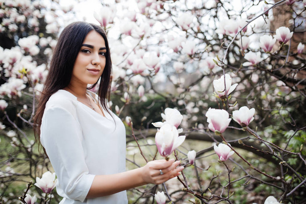 花の木モクレン屋外近く若い美白人女性 - 写真・画像