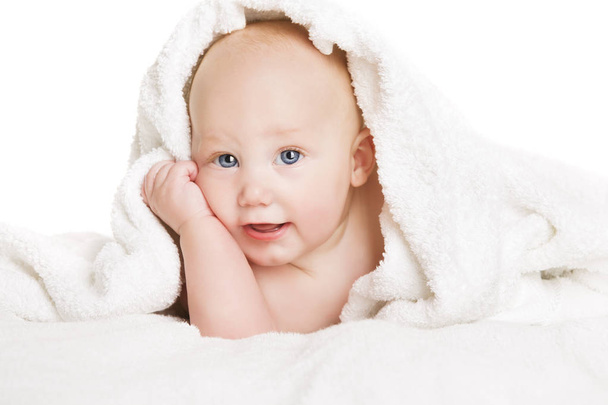 Baba borított fehér törülközőt, boldog hat hónap régi gyerek fiú takaró alatt, csecsemőgondozási fehér - Fotó, kép