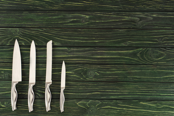 vista superior de diferentes tipos de cuchillos en mesa de madera
 - Foto, Imagen