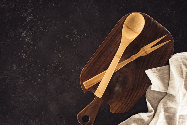vista dall'alto di cucchiaio, forchetta per carne su tagliere in legno e sacco su tavolo in marmo
 - Foto, immagini