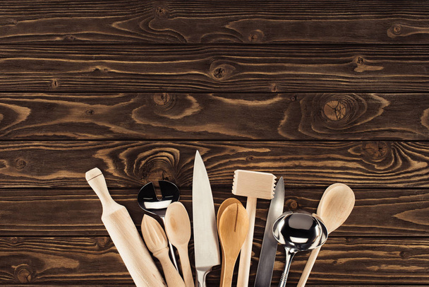 pohled shora uspořádány kuchyňského náčiní na dřevěný stůl - Fotografie, Obrázek