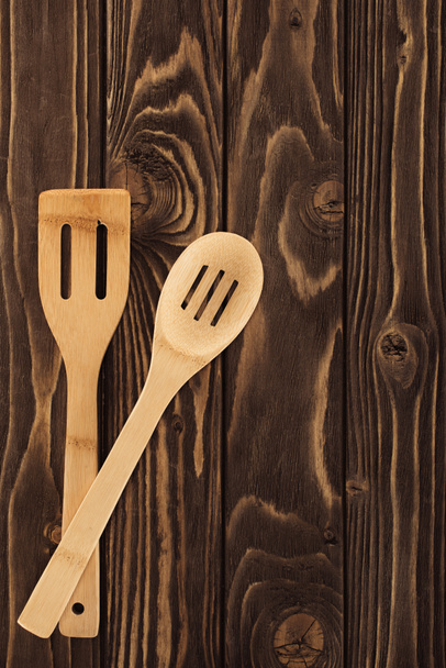 κάτοψη του δύο διαφορετικές ξύλινες σπάτουλες στο τραπέζι  - Φωτογραφία, εικόνα