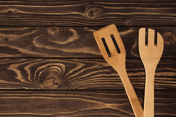 elevated view of two different wooden spatulas on table  - 写真・画像
