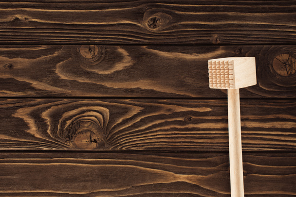 vista superior do martelo de carne de madeira na mesa
  - Foto, Imagem