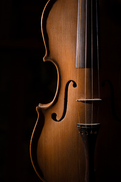 Detail der handwerklichen Geige auf schwarzem Hintergrund - Foto, Bild