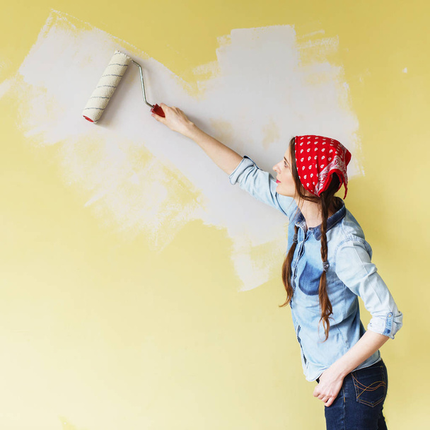 Güzel kız kırmızı boya ile duvar boyama kafa bandı rulo - Fotoğraf, Görsel