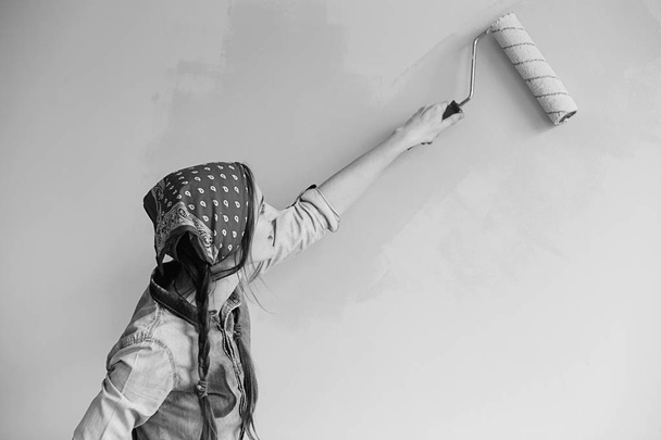 A szép lány a festészet a falra FESTŐHENGER fejpánt.  - Fotó, kép