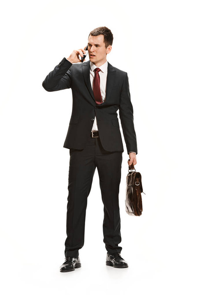 Ganzkörperporträt eines Geschäftsmannes mit Aktentasche auf Weiß - Foto, Bild
