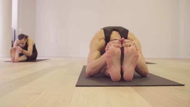 Yoga sınıfı. İnsanlar yoga egzersizleri yapıyor - Video, Çekim
