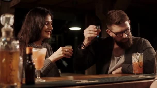 Een paar vrienden drinken bij bar - Video