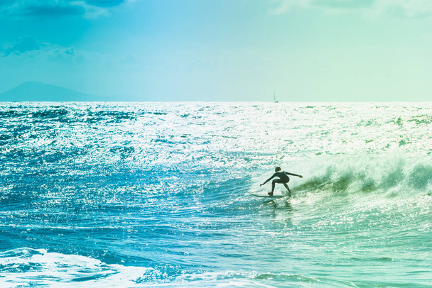 Серфери, що катаються на хвилях на морі
 - Фото, зображення