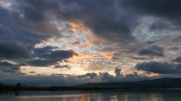 zachmurzone, ale kolorowe jesienne wideo wschodu słońca wybrzeża Akyaka (Zatoka Gokova, Morze Egejskie) pokazujące wiele warstw chmur. - Materiał filmowy, wideo