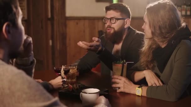 Oude vrienden verzameld in een café op avond - Video