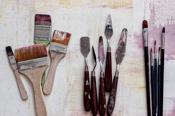 eski boya fırçası ve renklerle bıçak - Fotoğraf, Görsel