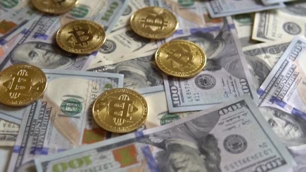 Bitcoin-Btc-Münzen auf Scheinen zu 100 Dollar. - Filmmaterial, Video