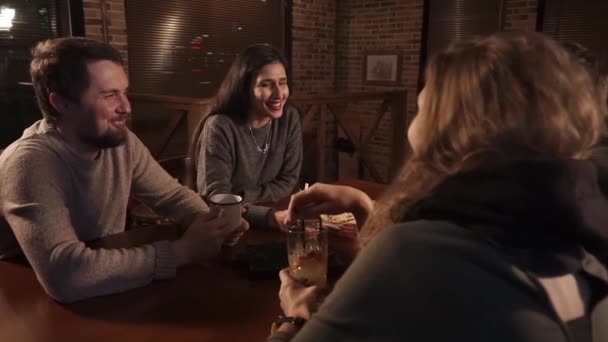 Gesellschaft von Gleichgesinnten versammelten sich abends in einem Café und kommunizierten - Filmmaterial, Video