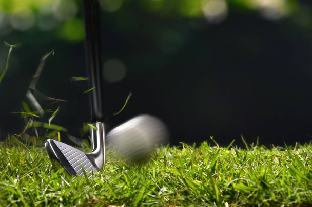 Golfista zasáhnout golfový míček s klubem na beatuiful golfové hřiště - Fotografie, Obrázek