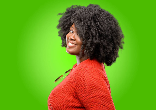 schöne afrikanische Frau selbstbewusst und glücklich mit einem großen natürlichen Lächeln lachen - Foto, Bild