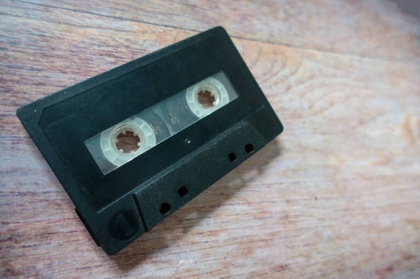 Старі касетні стрічки з дерев'яним фоном
 - Фото, зображення