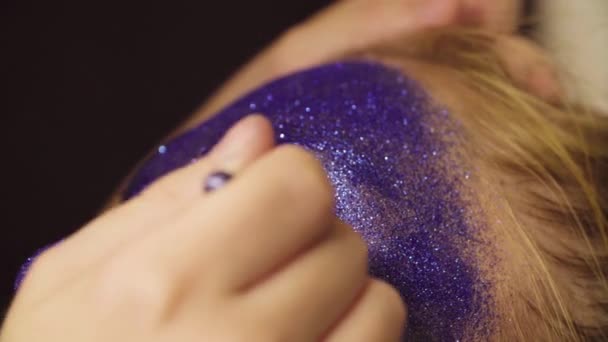 Face art. The make-up artist applying eyeliner - Footage, Video