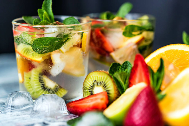 Homemade lemonade with fruit and mint - Foto, immagini