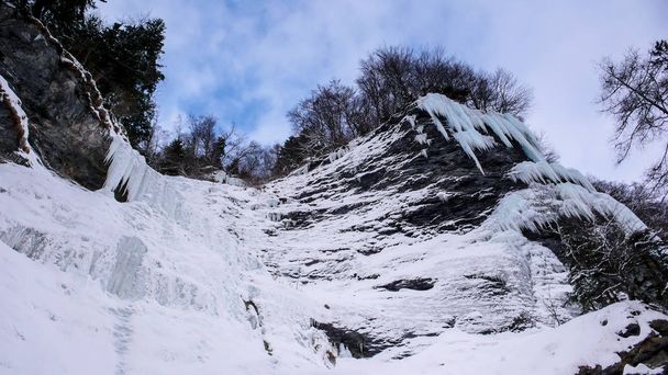 Nádherná zmrazené vodopád ve švýcarských Alpách nedaleko Bad Ragaz na krásný zimní den - Fotografie, Obrázek