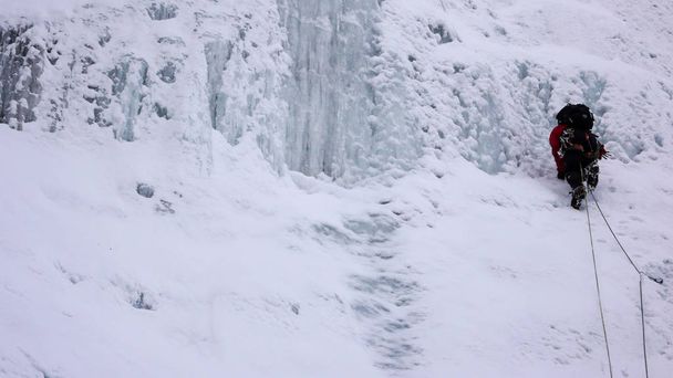 escalada no gelo na Suíça
 - Foto, Imagem