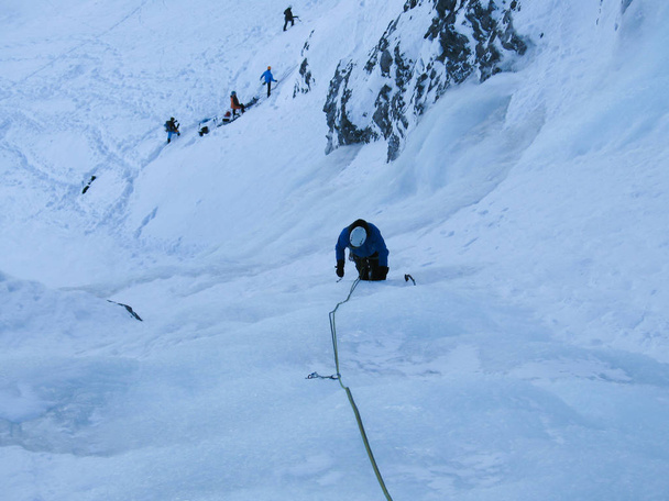 πάγου αναρρίχηση στην Ελβετία στην κοιλάδα Sertig κοντά στο Νταβός - Φωτογραφία, εικόνα