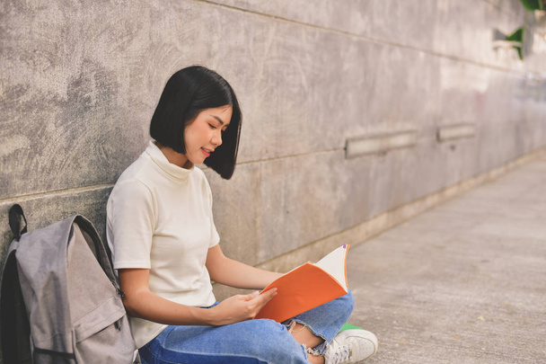 Концепции образования. Азиатские женщины, читающие книги в университете
. - Фото, изображение