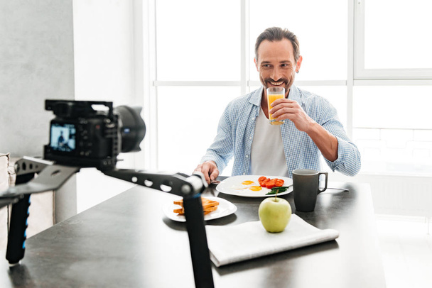 Handsome mature man recording video food blog - Valokuva, kuva