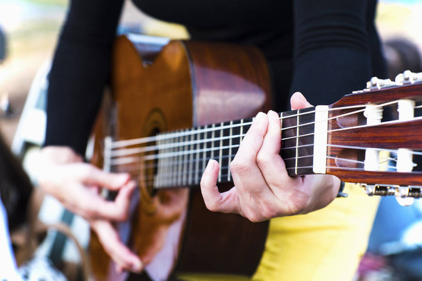 Guitariste féminine jouant de la guitare extérieure
 - Photo, image