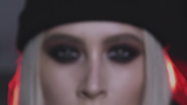 Vue rapprochée de la magnifique jeune femme aux yeux fumés maquillage sur fond sombre
  - Séquence, vidéo