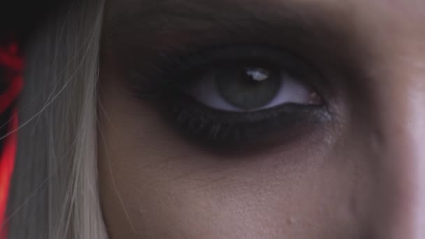 Надзвичайно крупний план молодої жінки з макіяжем для димчастих очей
  - Кадри, відео
