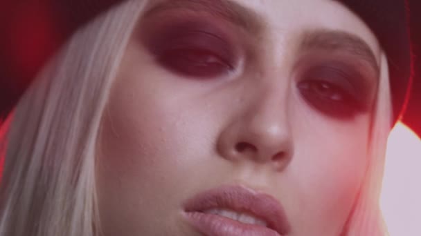 Крупним планом красива молода жінка з димчастими очима макіяж на темному фоні
  - Кадри, відео