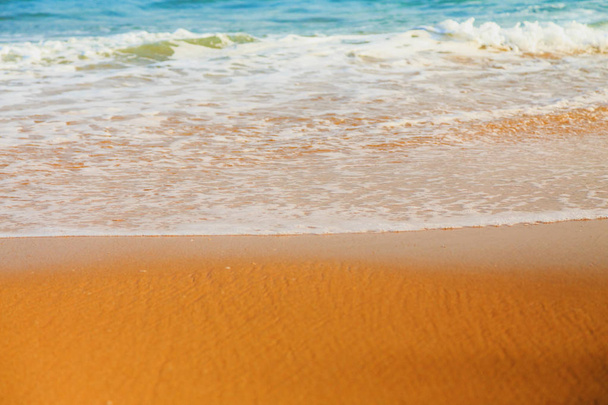 Pehmeä meren aalto hiekkarannalla
 - Valokuva, kuva