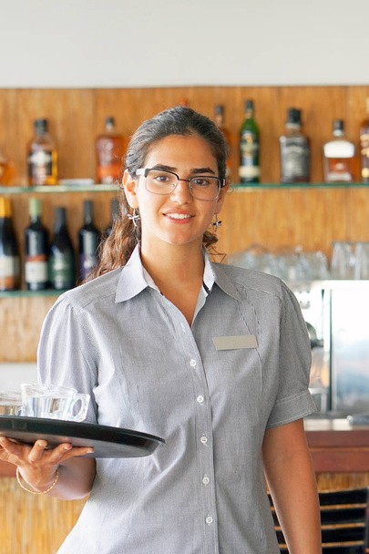 eine Kellnerin trägt einen Orden - Foto, Bild