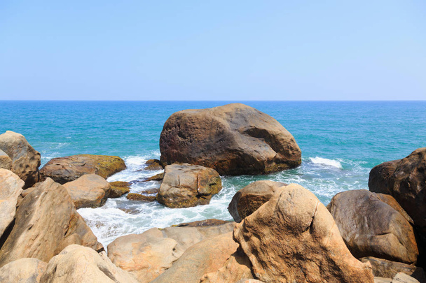 valtameri aallot pestä kiviä trooppinen ranta
 - Valokuva, kuva